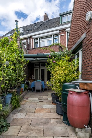 Foto - Te koop: Karakteristiek wonen met de duurzaamheid van nu! Verrassend ruime tussenwoning (1938) met 5 slaapkamers, hybride warmtepomp en Energielabel A nabij het centrum van Heerlen. 